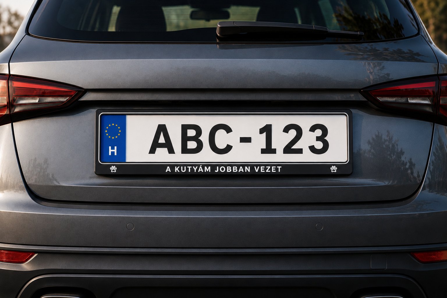 Autó hátulján felszerelt egyedi rendszámtábla keret